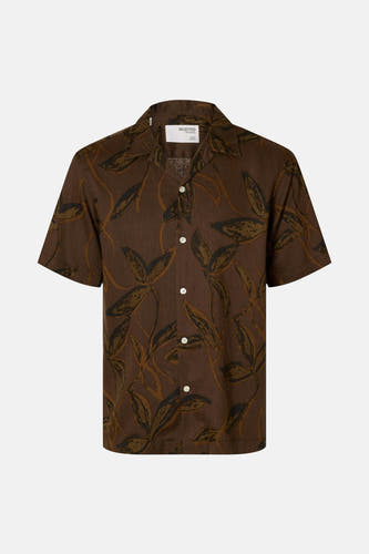 Chemise brune à manches courtes de SELECTED, avec un motif de feuilles en brun et noir.