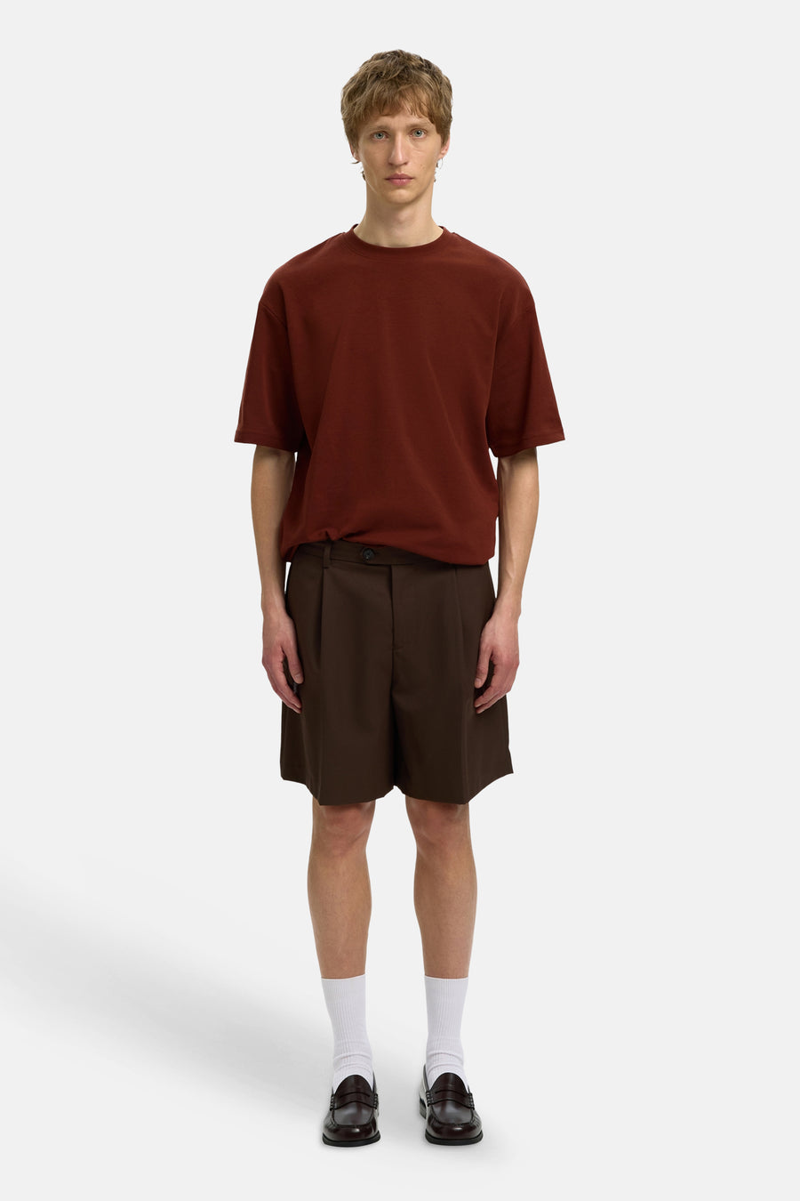 Bruine korte mouwen t-shirt van SELECTED, strakke pasvorm, ronde hals, gedragen met bruine korte broek en witte sokken, front view.