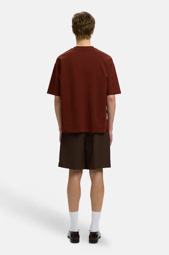 Bruine korte mouwen t-shirt van SELECTED, achterzijde, eenvoudig design, model draagt donkere korte broek en witte sokken