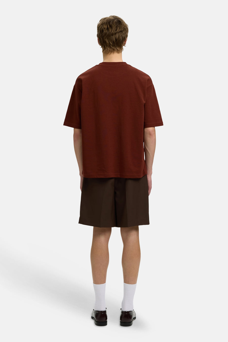 Bruine korte mouwen t-shirt van SELECTED, achterzijde, eenvoudig design, model draagt donkere korte broek en witte sokken