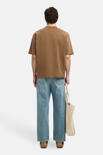 T-shirt brun à manches courtes de SELECTED, vu de l'arrière, associé à des jeans larges et une sacoche canvas écru.