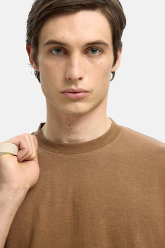 T-shirt brun à manches courtes de SELECTED, avec une couleur unie et une encolure ronde.