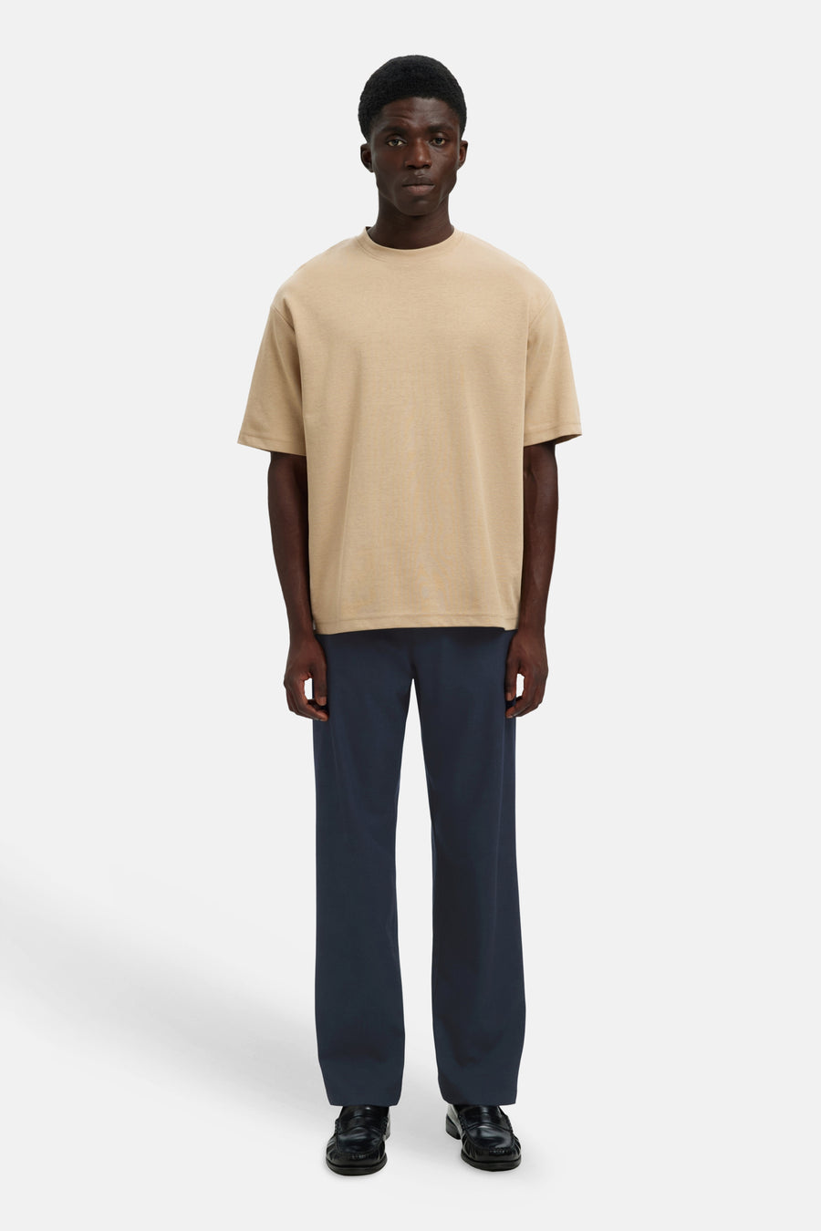 Blauwe broek van SELECTED, rechte pasvorm, gladde stof, gedragen met beige T-shirt en zwarte loafers, front view