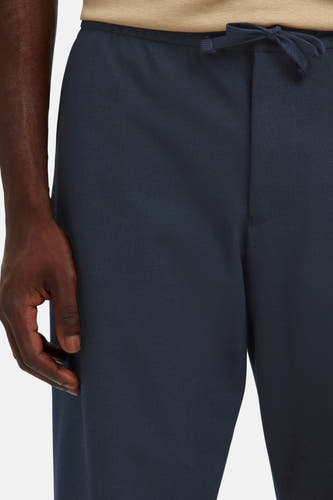 Donkerblauwe broek van SELECTED met trekkoord, comfortabele pasvorm, close-up van voorzijde