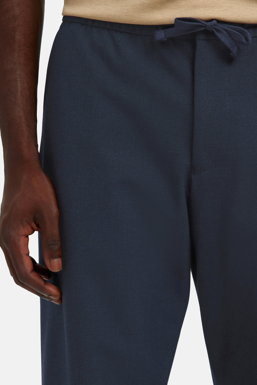 Donkerblauwe broek van SELECTED met trekkoord, comfortabele pasvorm, close-up van voorzijde