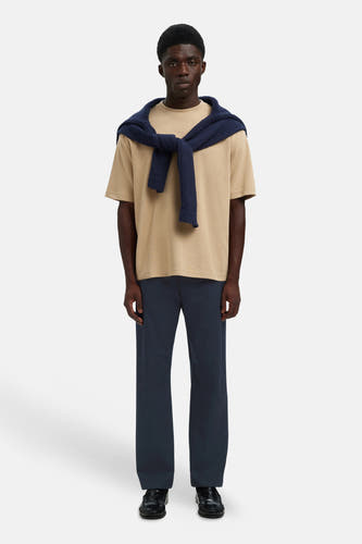 Blauwe broek van SELECTED, rechte pasvorm, gedragen met beige t-shirt en donkerblauwe sjaal, front view
