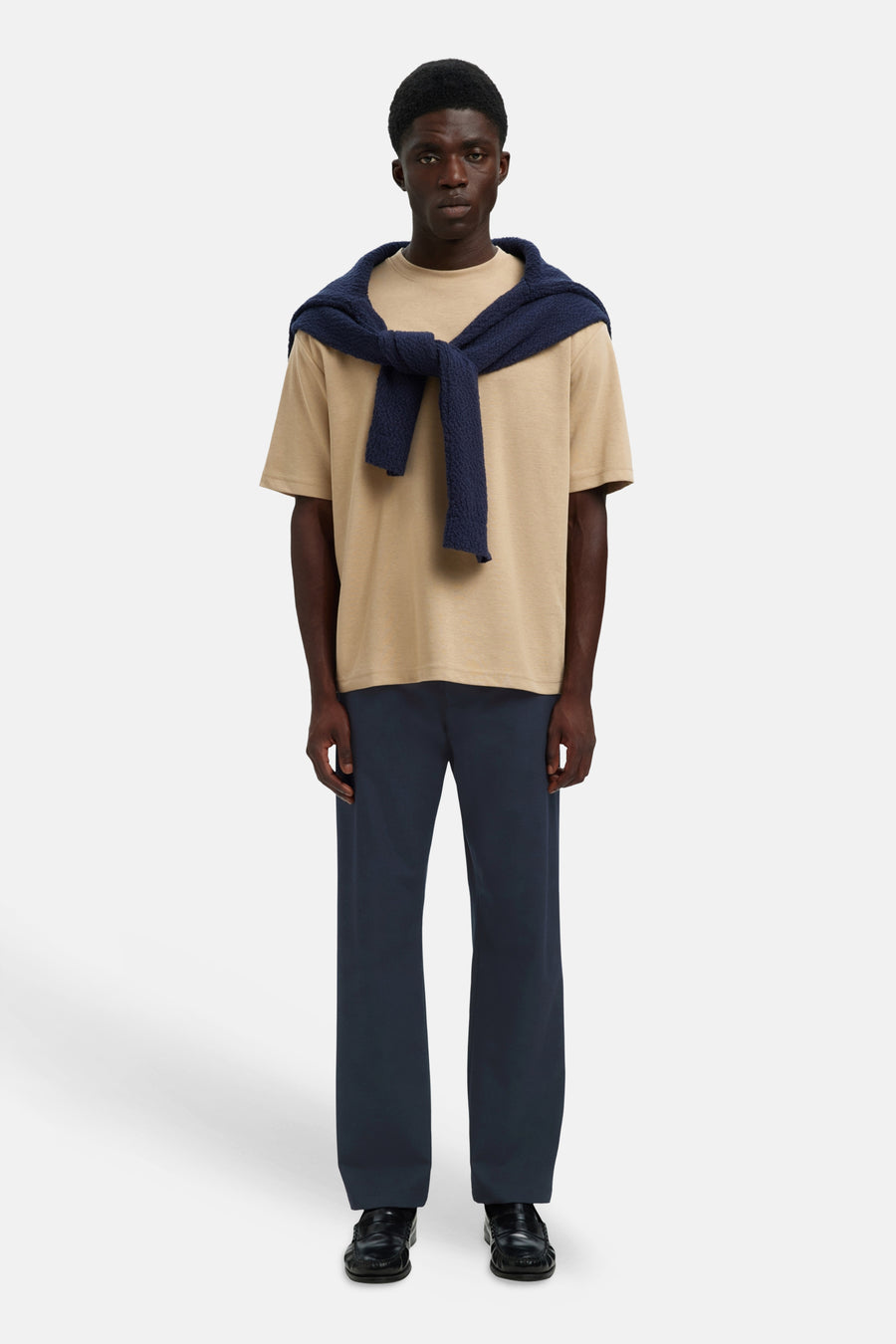 Blauwe broek van SELECTED, rechte pasvorm, gedragen met beige t-shirt en donkerblauwe sjaal, front view