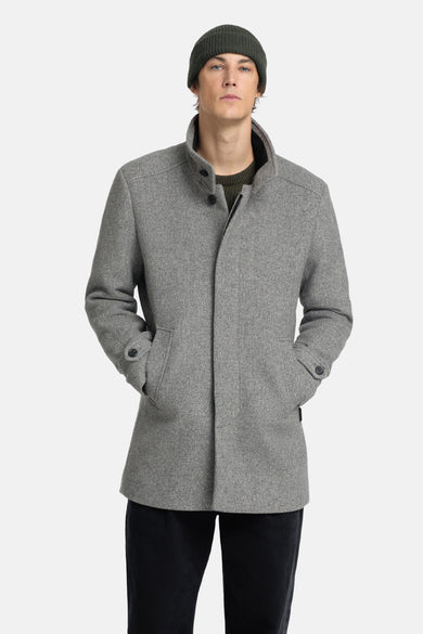 Manteau court gris de SELECTED, avec fermeture à boutons, sur un modèle avec un pantalon foncé et des loafers.
