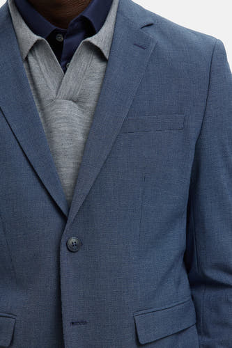 Blazer bleu de SELECTED, avec une subtile texture et une fermeture à un seul bouton, porté sur une polo grise.