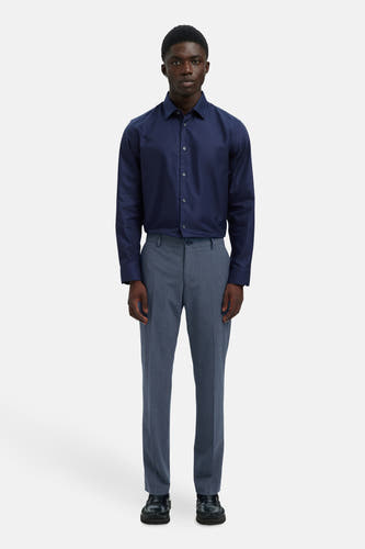 Pantalon de costume bleu SELECTED, combiné avec un chemisier bleu marine et des chaussures noires.