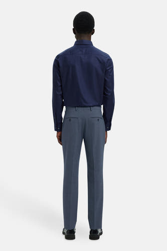 Pantalon de costume bleu de SELECTED, avec des poches arrière, combiné à une chemise bleu marine et des chaussures noires.
