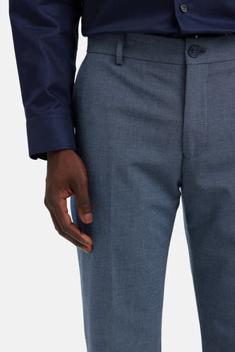 Pantalon de costume bleu SELECTED, avec une texture subtile et un aspect soigné.