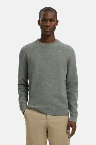 T-shirt vert avec col rond de SELECTED, d'une fine texture, porté avec un pantalon kaki et une sacoche olive.