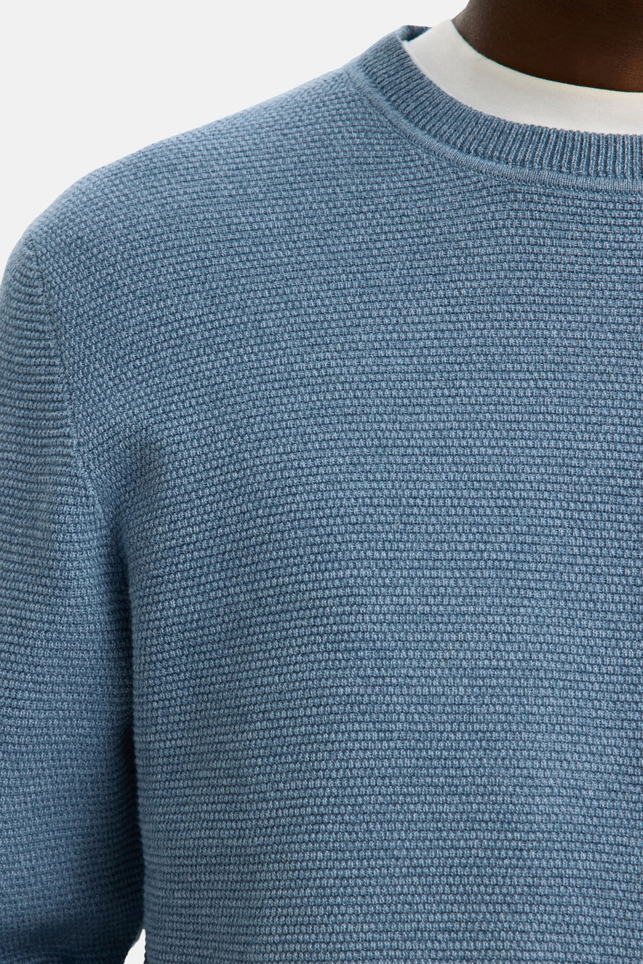 Pull bleu tricoté à col rond de SELECTED, avec un motif gaufré et un col blanc de chemise en dessous.