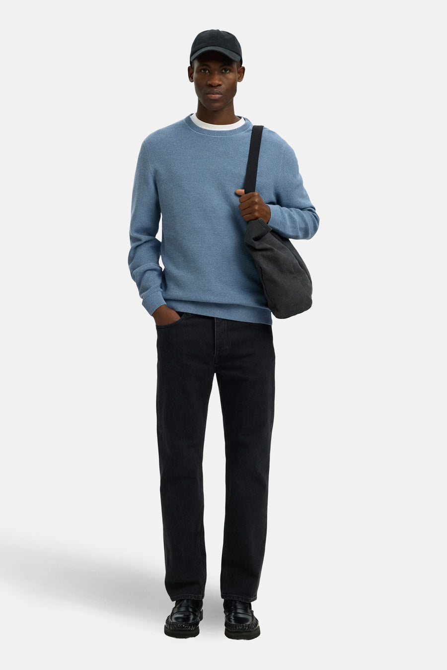 Pull bleu à col rond de SELECTED, à manches longues et porté avec un jean foncé et des mocassins.