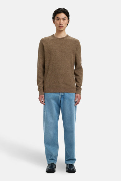 Pull marron avec col rond de SELECTED, porté avec un jeans bleu et des chaussures noires.
