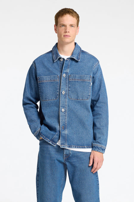 T-shirt en jeans en denim bleu moyen de SELECTED, avec des manches longues et des boutons visibles.