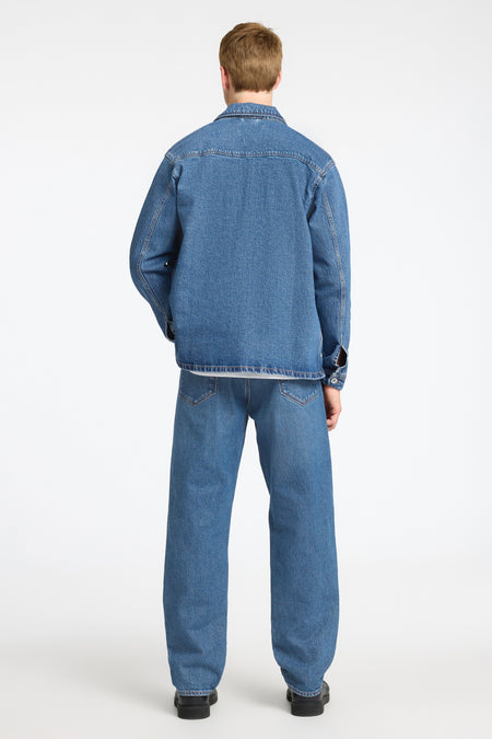 T-shirt de jeans SELECTED, en denim bleu moyen, avec le dos montré portant des jeans correspondants et des chaussures noires.