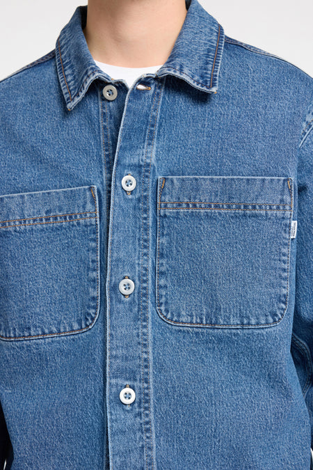 Chemise en denim medium bleu de SELECTED Homme, avec des boutons blancs et des poches po.