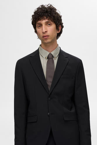 Duvet de SELECTED, porté avec un chemisier gris à collet et une veste noire.