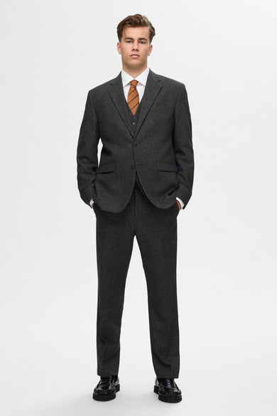 Blazer vert de SELECTED, avec une cravate rayée brune et des chaussures noires.
