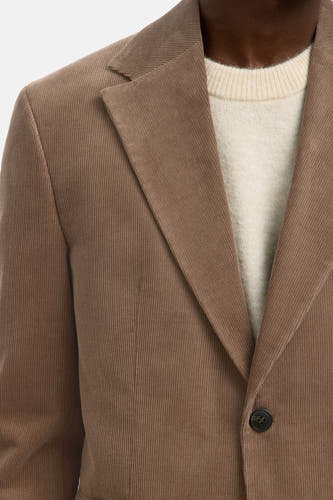 Blazer marron de SELECTED, avec une texture corduroy et un pull beige en dessous.