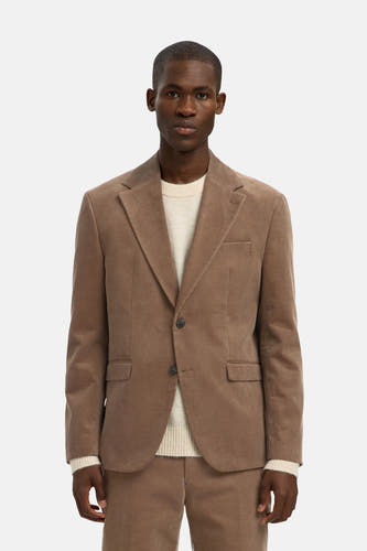 Blazer marron de SELECTED, avec texture en corduroy, associé à une chemise crème.