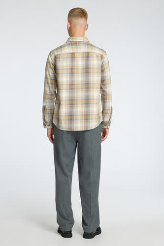 Chemise beige à manches longues de SELECTED, avec un motif rayé et des boutons visibles.