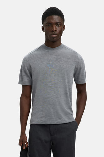 Sweat-shirt gris de SELECTED, avec des manches courtes et porté avec un pantalon foncé.