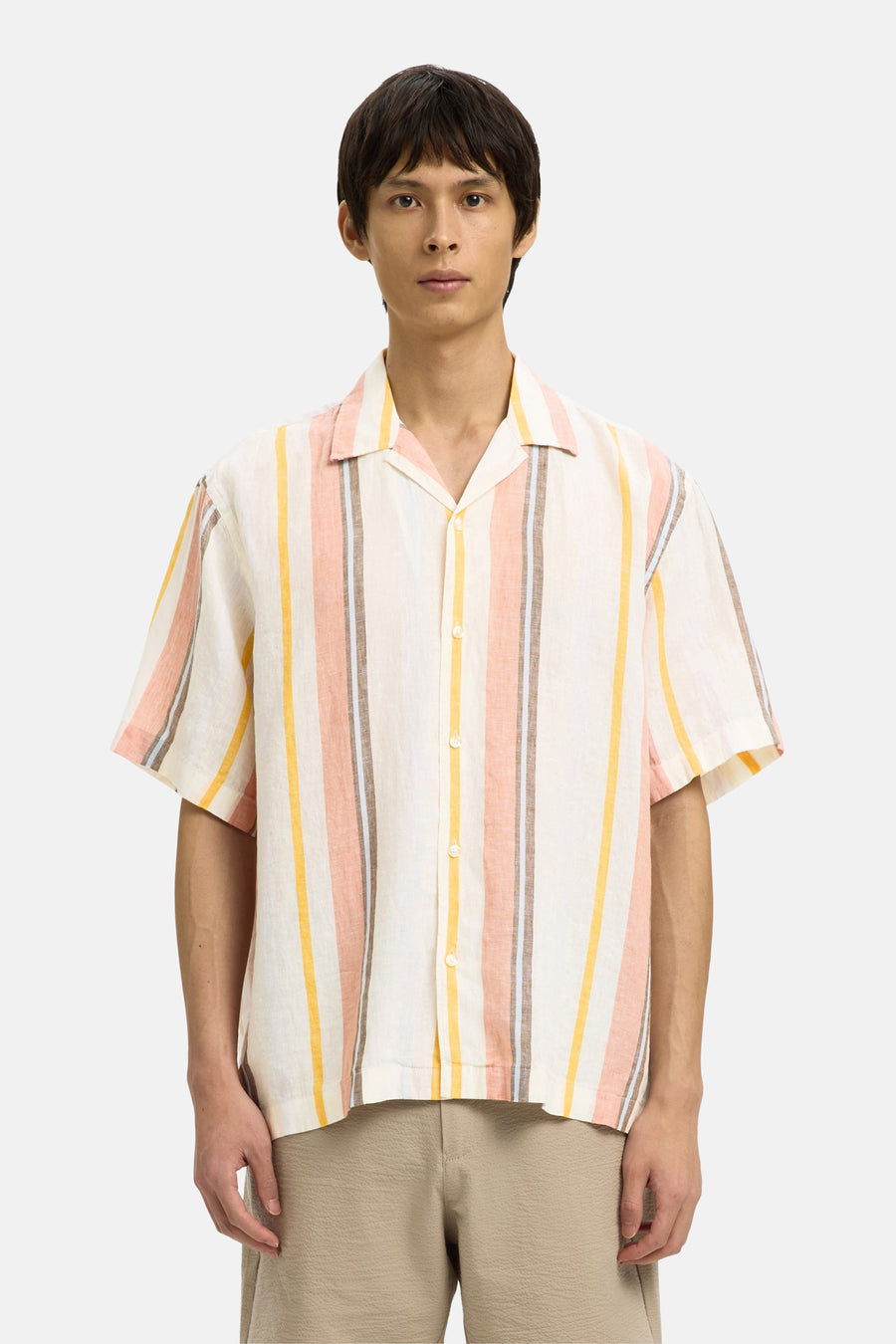 Chemise multicolore à manches courtes de SELECTED, avec des rayures verticales jaunes, roses et grises.