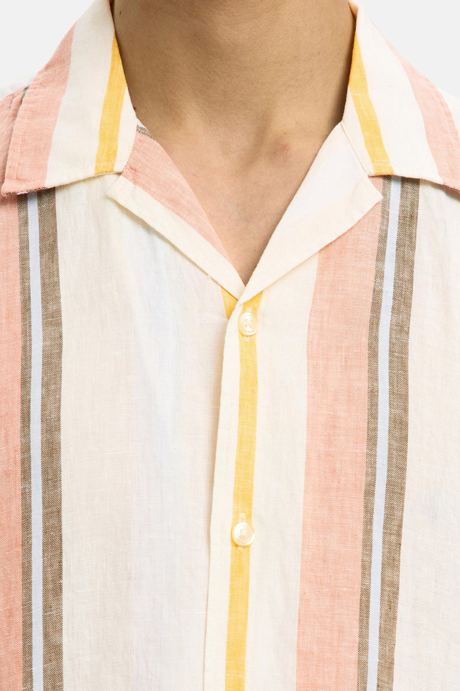 Chemise multicolore à manches courtes de SELECTED, avec un motif rayé et un col ouvert.