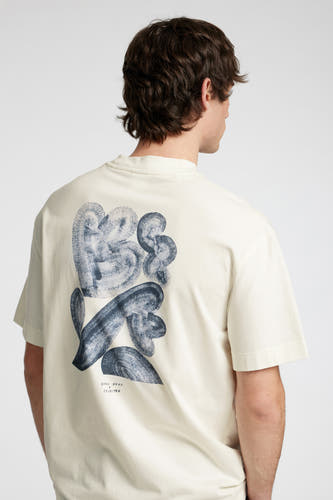 T-shirt écru à manches courtes de SELECTED, avec une impression abstraite bleu foncé sur le dos.