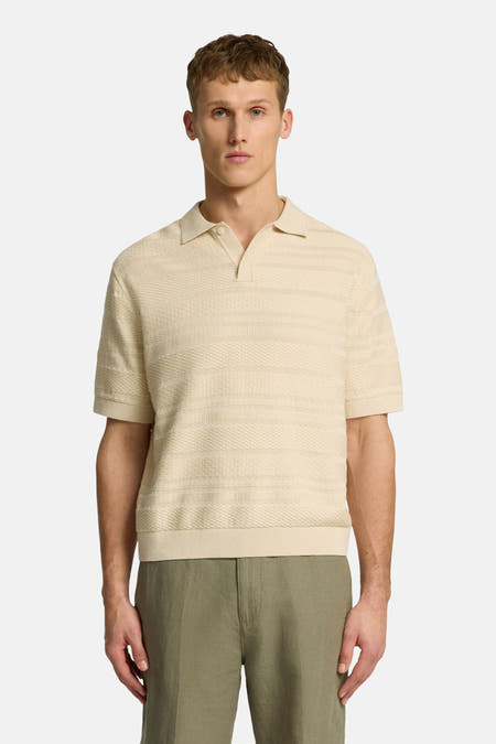 Polo beige à manches courtes de SELECTED, avec un motif tissé subtil.