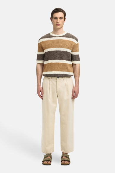 Pull marron de SELECTED, avec des rayures horizontales et une coupe décontractée, associé à un pantalon crème et des sandales.
