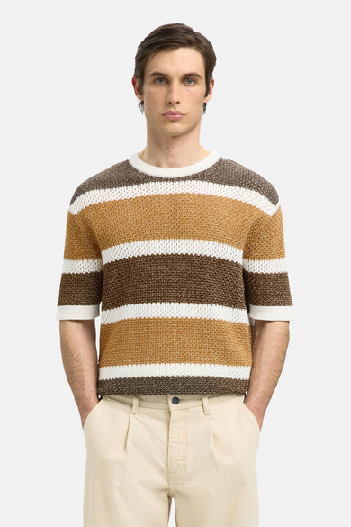 Pull-over marron de SELECTED, avec un motif rayé en marron, jaune et blanc, porté avec un pantalon beige.