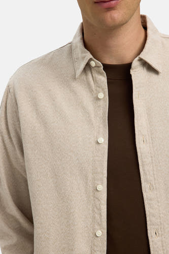 Chemise beige à longues manches de SELECTED, portée sur une chemise marron.