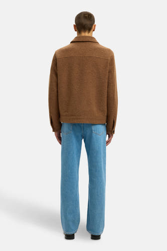 Manteau brun court de SELECTED, avec un imprimé et associé à des jeans bleus.