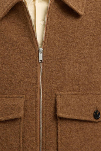 Manteau brun court de SELECTED, avec fermeture éclair argentée et poches brodées avec détail de bouton.