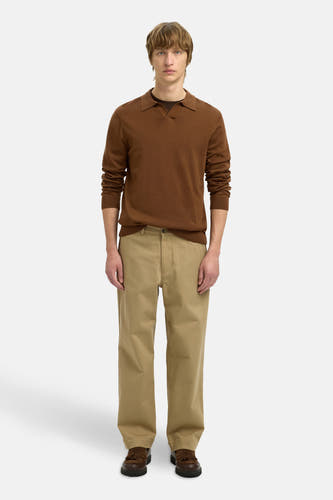 Pull marron avec col V de SELECTED, porté avec un pantalon kaki et des chaussures marrons à glands.