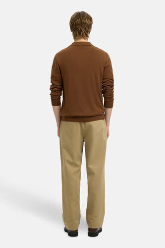 Sweat-shirt à col V marron de SELECTED, avec des manches longues et en combinaison avec un pantalon beige et des chaussures noires, vue arrière.