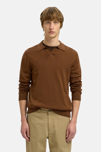 Pull marron avec col V de SELECTED, à longues manches et associé à un pantalon kaki.