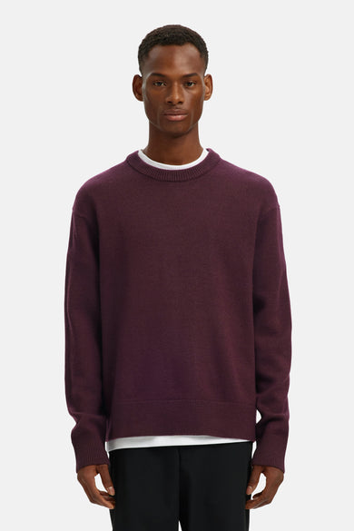 Bordeaux ronde hals trui de SELECTED, portée sur un T-shirt blanc et un pantalon noir.