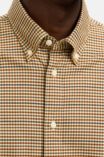 Chemise brune à longues manches de SELECTED, avec un motif à carreaux et des boutons blancs.