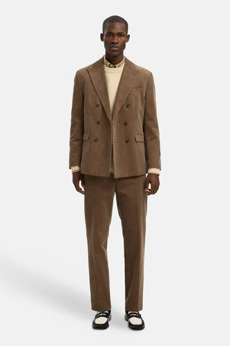 Chemise à manches longues marron de SELECTED portée sous un manteau corduroy marron et des loafers.