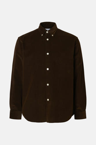 Chemise en corduroy marron à longues manches de SELECTED, avec des boutons blancs.