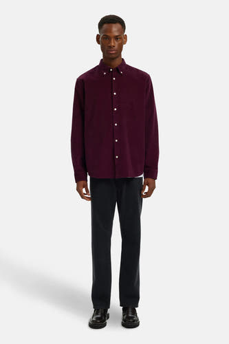 T-shirt Bordeaux à manches longues de SELECTED, avec une fermeture à boutons et porté avec des jeans noirs et des loafers en cuir.