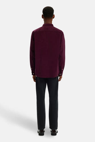 Chemise à manches longues pour homme de SELECTED, avec col boutonné et portée avec un jeans foncé.