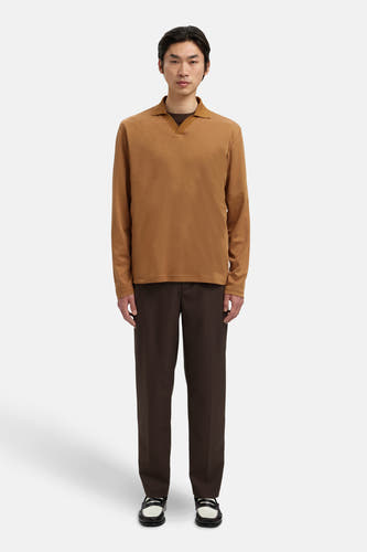 Polo beige de SELECTED, porté avec un pantalon marron foncé et des chaussures noires et blanches.