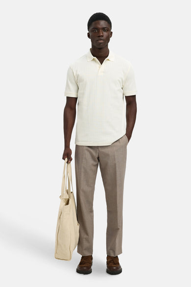Polo écru à manches courtes de SELECTED, avec des rayures verticales subtiles et associé à un sac en tissu et des chaussures marron.