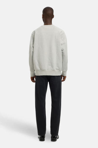 Pull-over gris de SELECTED, vu de de l'rière avec avec jeans no et et des chaussures noires.